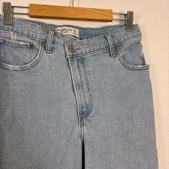Abercrombie & Fitch Light Wash The 90's Ultra High Rise Straight Leg Jeans - Picture 5 of 8